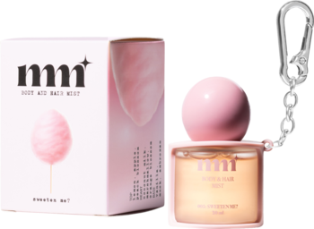 Różowy spray do ciała mmm Body Mist Cotton Candy z breloczkiem obok pastelowego pudełka. Widok z przodu.
