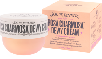 Nawilżający krem do ciała Sol de Janeiro Rosa Charmosa Dewy Cream w brzoskwiniowym słoiczku z białym wieczkiem, obok pudełko.