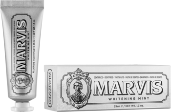 Marvis Whitening Mint: srebrna tubka i kartonik pasty do zębów, widok z przodu, logo i postać. Tło jasnoszare.
