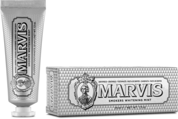 Srebrna tubka i pudełko pasty Marvis Smokers Whitening Mint, widoczne obok siebie na czarnym tle.