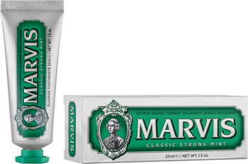 Mini pasta do zębów Marvis Classic Strong Mint w tubce i pudełku, biało-zielone opakowania, widok z przodu.