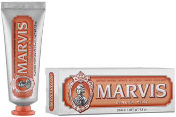 Mini pasta Marvis Ginger Mint z fluorem: pomarańczowa tubka i białe pudełko, widok z przodu.