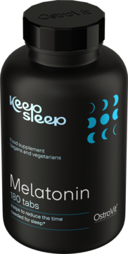 Czarne opakowanie OstroVit Keep Sleep Melatonin 180 tabs, z niebieskimi księżycami, widok z góry pod kątem.