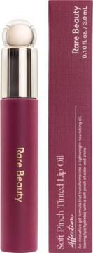 Rare Beauty Soft Pinch Tinted Lip Oil Affection, ciemna śliwka, w butelce z złotą zakrętką i pudełkiem, widok z przodu.