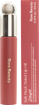 Rare Beauty Soft Pinch Tinted Lip Oil w odcieniu Delight, w czerwono-brązowej tubce obok pasującego pudełka, widok z przodu.