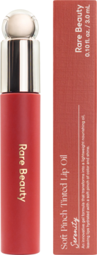 Rare Beauty Soft Pinch Tinted Lip Oil Serenity w czerwonej tubce z srebrną zakrętką i pasującym pudełkiem.