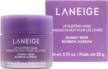 Fioletowa maska do ust LANEIGE Lip Sleeping Mask Gummy Bear w słoiczku i opakowaniu, widok z przodu, lekko pod kątem.