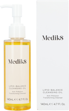 Medik8 Lipid-Balance Cleansing Oil w przezroczystej butelce z żółtym płynem i białym pudełkiem, widok z przodu.