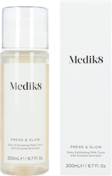 Medik8 Press & Glow Daily Exfoliating PHA Tonic: przezroczysta butelka i białe pudełko obok siebie.