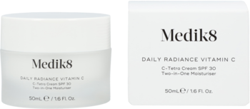 Medik8 Daily Radiance Vitamin C C-Tetra Cream SPF 30 w białym słoiku obok opakowania, widok z przodu.
