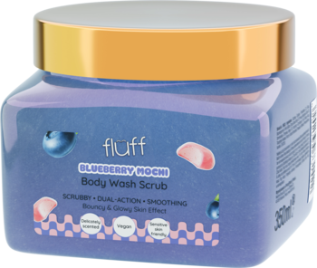 Fioletowy peeling Fluff Blueberry Mochi Body Wash Scrub 250ml w kwadratowym słoiku ze złotą zakrętką, z przodu.