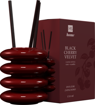 Bordowy dyfuzor zapachowy Black Cherry Velvet o formie ułożonych pierścieni, z czarnymi patyczkami i pudełkiem HS Home.