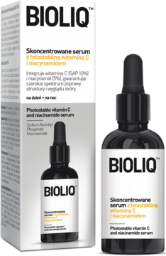 Bioliq Pro serum z fotostabilną witaminą C i niacynamidem: białe opakowanie i czarna butelka z pipetą, widok z przodu.