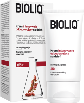 Białe pudełko i tubka kremu BIOLIQ 65+ intensywnie odbudowującego na dzień, z czerwoną grafiką kolby.
