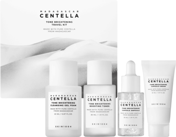 Centella Tone Brightening Travel Kit: białe pudełko, 4 butelki/tuby kosmetyków na białym tle.
