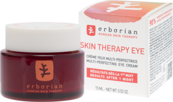 Krem pod oczy Erborian Skin Therapy Eye w czerwono-brązowym słoiczku i białe opakowanie kartonowe, widok pod kątem.