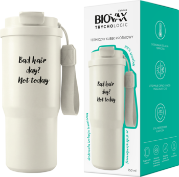 Kremowy termos-kubek 750ml "Bad hair day? Not today" z uchwytem, obok zielonego opakowania Biovax.