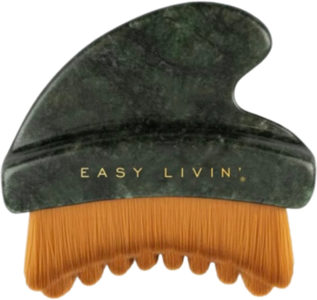 Wielofunkcyjny masażer Easy Livin': ciemnozielony kamień Gua Sha z logo i pomarańczowa szczotka do pielęgnacji.