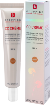 Erborian CC Crème Caramel SPF30 w białej tubce i pasującym pudełku, widok z przodu, z efektem healthy-glow.