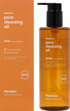 Hanskin Pore Cleansing Oil AHA, bursztynowa butelka z czarną pompką, obok pomarańczowe pudełko. Widok z przodu.