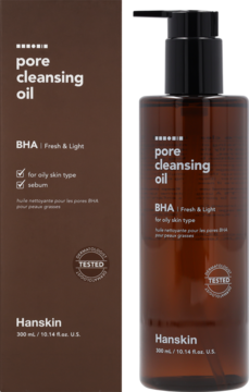 Hanskin Pore Cleansing Oil BHA do cery tłustej, brązowa butelka z pompką i opakowanie, widok z przodu.