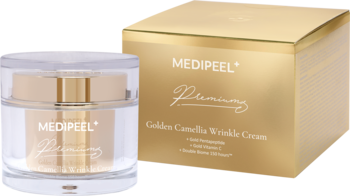 Medi-Peel Premium Golden Camellia Wrinkle Cream w przezroczystym słoiczku i złotym pudełku, widziane pod kątem.