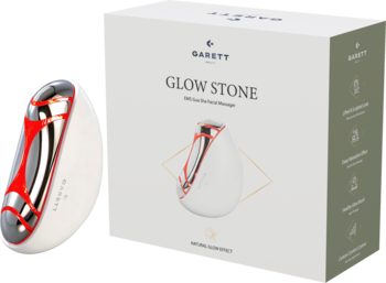 Masażer do twarzy Garett Beauty Glow Stone biały, inspirowany Gua Sha, z elementami rose gold, obok białe pudełko produktu.