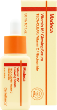 Madeca Vitamin 15+ Glowing Serum, kremowa butelka z pomarańczowym zakraplaczem i żółtym pudełkiem, widok pod kątem.