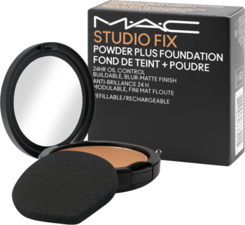 Matowy podkład w pudrze MAC Studio Fix, otwarty kompakt w odcieniu brązu z gąbką, czarne pudełko.