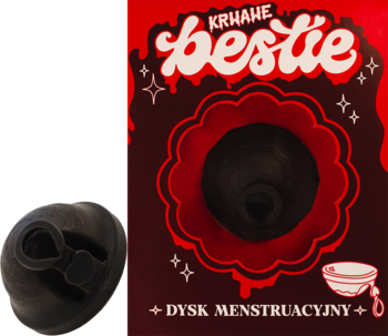 Czarny, złożony polski dysk menstruacyjny Bestie, obok czerwonego pudełka z grafiką i napisem.