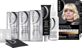 Zestaw rozjaśniacz Syoss 13_5 Platynowy Rozjaśniacz z keratyną, pudełko, tubka, butelka i saszetki na białym tle.