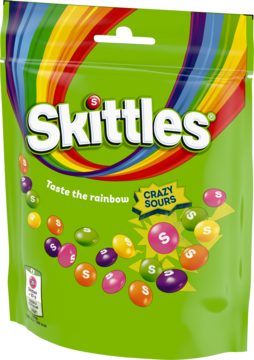 Zielona torba Skittles Crazy Sours z tęczowym paskiem i rozsypanymi, kwaśnymi cukierkami, widok z przodu.