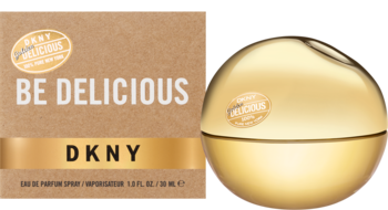 Złota butelka DKNY Be Delicious Gold w kształcie jabłka, widok pod kątem, obok beżowego pudełka z logo.