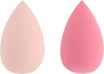 Dwie bezlateksowe gąbki do makijażu w kształcie jajka: beżowa i różowa, do aplikacji korektora.