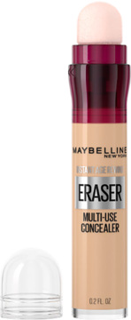 Pionowy widok beżowego korektora Maybelline Eraser z gąbką i odkręconą, przezroczystą zakrętką.