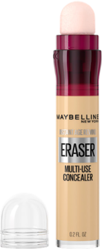 Widok z przodu: Maybelline Instant Eraser Multi-Use Concealer w jasnym beżu, z różową gąbeczką i przezroczystą nakrętką obok.
