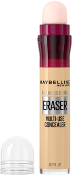 Widok z przodu: Maybelline Instant Eraser Multi-Use Concealer w jasnym beżu, z różową gąbeczką i przezroczystą nakrętką obok.
