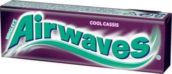 Airwaves COOL CASSIS gumy mentolowo-czarna porzeczka, fioletowe opakowanie z turkusowym logo, widok pod kątem.