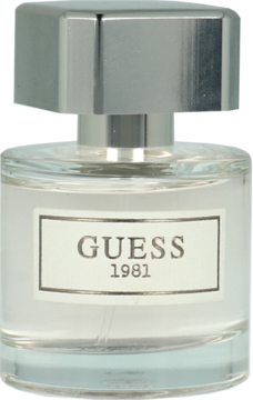 Damskie perfumy Guess 1981 w przezroczystej butelce z srebrnym, kanciastym korkiem, widok z przodu.