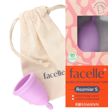 Lilac kubeczek menstruacyjny Facelle w rozmiarze S obok bawełnianego woreczka, z widocznym opakowaniem.