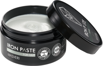 Otwarta czarna pasta IRON PASTE do włosów, biała, matowa, mocno utrwalająca, wieczko obok słoika.