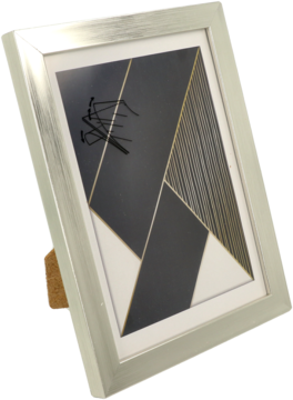 Srebrna ramka na zdjęcia 13x18 cm z abstrakcyjnym obrazem w szarościach, bieli i złotych liniach. Widok z przodu.