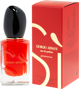 Czerwona woda perfumowana Giorgio Armani Si Passione w szklanej butelce z czarną nakrętką obok pasującego pudełka.