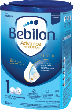 Bebilon Advance Pronutra 1 mleko początkowe w niebieskiej puszce, frontalny widok z grafiką kropli i misia.