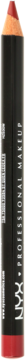 Czerwona kredka do ust NYX Professional Makeup Slim Lip Pencil z czarnym korpusem i białym logo, pionowe ujęcie.