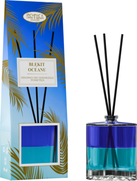 Dwufazowy odświeżacz powietrza Błękit Oceanu: szklana butelka z niebieskim płynem i czarne patyki obok pudełka z palmami.