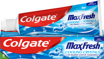 Czerwono-biało-niebieska pasta Colgate Max Fresh Cooling Crystals: tuba i pudełko z niebieskimi falami, widok pod kątem.