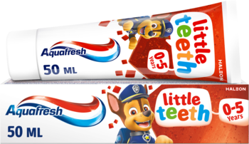 Dwie białe tubki pasty Aquafresh Little Teeth Paw Patrol dla dzieci 0-5 lat, z wizerunkiem Chase'a.