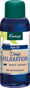 Kneipp Deep Relaxation Patchouli Sandalwood olejek do kąpieli w granatowej butelce z zieloną zakrętką, zbliżenie.