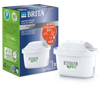 Zestaw filtrów wody Brita MAXTRA PRO Hard Water Expert w niebieskim pudełku i jeden biały filtr, ujęcie pod kątem.